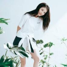 아이유, ‘21세기 대군부인’은 없다! 걸리시한 여친미 화이트 반팔 티셔츠 반전 섬머룩