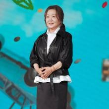 [패션엔 포토] 김해숙, 70세 왕언니의 걸크러시! 화이트 셔츠와 가죽 재킷 힙&시크 레이어드룩