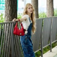 아이들 미연, 러블리 만찢녀! 청순 와이드 핏 데님 오버롤 걸리시 산책룩