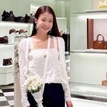 이시영, 두아이 엄마의 청순 꽃미모! 화이트 민소매와 카디건 셋업 나들이룩