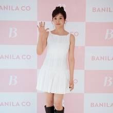 [패션엔 포토] 메이크업은 한듯 안한듯...화이트 슬립 원피스와 굿조합 청순 여친룩