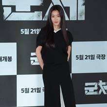 [패션엔 포토] 전지현, 바지위에 스커트! 변함없는 비주얼 시크한 올 블랙 스칸트 패션