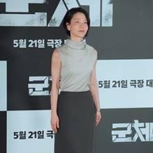[패션엔 포토] 김신록, 시크한 숏컷! 민소매 탑과 미디 스커트 조합 단아한 오피스룩
