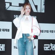 [패션엔 포토] 노정의, 케이프야 셔츠야? 초커넥 셔츠로 멋낸 시사회 나들이룩 