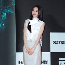 [패션엔 포토] 전지현, 돌아온 스크린 퀸! 변함없는 비주얼 리본장식 러블리 투피스룩