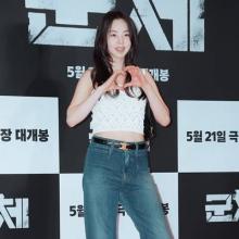 [패션엔 포토] 안소희, 이제 청순한 ‘소희’ 없다! 배꼽 드러낸 힙한 섹시미 민소매 걸크러시룩