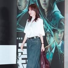 [패션엔 포토] 엄지원, 화이트 티셔츠와 청바지 조합! 49세 믿기지 않는 동안 시사회룩