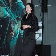 [패션엔 포토] '두딸 엄마' 이정현, 46세 동안 끝판왕! 잠실 뒤흔든 멋스러운 블랙 트렌치룩