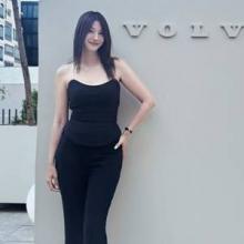 유인영, 인생 첫 바르셀로나! “단 하나도 거를 것 없었던 완벽한 하루” 블랙 튜브톱 슈트룩