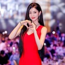 클라라, 대륙을 홀린 숨멎 머메이드 핏! 비현실 비율 뽐낸 착붙 레드 드레스룩 