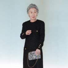 [패션엔 포토] 윤여정, 은빛 머리와 블랙 트위드! 70대 국민배우의 품격 트위드 원피스룩
