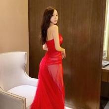 효민, 동화 뚫고 나왔나? 중국 팬심 저격 로맨틱 여신미 튜브톱 레드 드레스룩