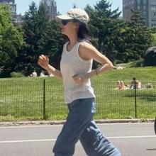 이영애, 뉴욕 센트럴파크에서 뽐낸 50대의 조깅 핏! 슬림 민소매 애슬레저룩