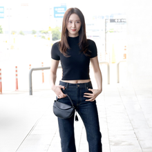 [패션엔 포토] 정수정, 청바지만 입어도 비주얼 끝팥왕! 티셔츠와 청바지로 뽐낸 청순 여친룩