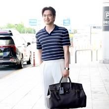 [패션엔 포토] 이진욱, 공항 장악한 훈훈한 상남자! 스트라이프 폴로 셔츠 댄디한 베이징 출국
