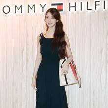 [패션엔 포토] 아이브 장원영, 더운 여름 원피스 하나로 끝! 시대를 초월한 블랙 드레스룩