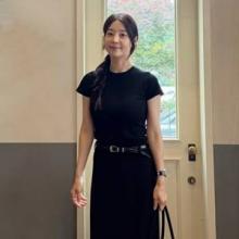 한지혜, 슈트 같은 반팔! 롱 스커트와 꿀조합 곱게 차려 입은 단아한 올 블랙 여행룩