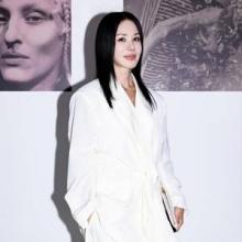 엄정화, 루즈 핏 실루엣 슈트가 멋져! 드레이프와 볼륨 아방가르드 화이트 슈트룩