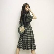 윤은혜, 나이를 거꾸로! 백팩에 플리츠 스커트 41세 나이 거스른 걸리시 프레피룩