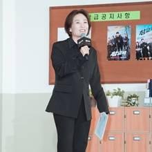 [패션엔 포토] 박경림, 센스있는 MC룩! 선생님 같은 단아한 블랙 테일러드 슈트룩