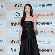 [패션엔 포토] 이주빈, 활짝 핀 꽃미모! 우아한 오프숄더 블랙 투피스룩 