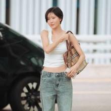 [패션엔 포토] 화사, 동네 마실 가듯! 힙해도 너무 힙해 크롭톱에 데님 팬츠 출국룩