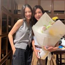 이현이, 채정안 화이팅! ‘현재를 위하여’ 응원 나선 단아한 민소매 카디건 시사회룩