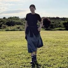 류이서, 제주 노을도 질투할 청순 여친 미모! 체크 스커트와 민소매 내추럴 여행룩