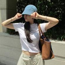 이해리, 버킷햇 하나로 끝! 크롭티와 쿨한 매치 군더더기 없는 깔끔 외출룩