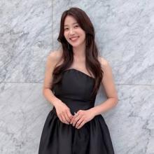 한지혜, 퇴근길도 드레시! 블랙 고급미 폭발 검사 사모님의 오프숄더 드레스룩
