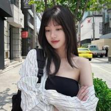 이유비, 튜브톱에 셔츠 툭! 한 쪽 어깨 드러낸 원숄더 센스 청순&힙 러블리 여친룩