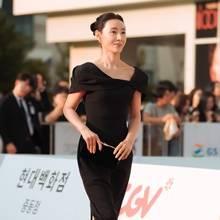[패션엔 포토] 도지원, 60세 놀라운 동안!  변함없는 미모 구조적인 블랙 드레스룩