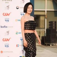 [패션엔 포토] 김혜은, 언제나 든든한 맏언니! 과감한 땡땡이 튜브톱 걸크러시 투피스 나들이룩