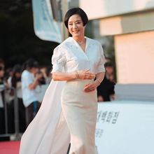 [패션엔 포토] 장미희, 세월가도 우아한 클라스! 드라마틱한 트레인 품격있는 드레스룩