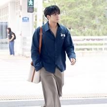 세븐틴 민규, 블루 셔츠와 치노 팬츠! 편안한 듯 클래식한 캐주얼 파리 출국 