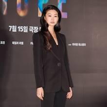 [패션엔 포토] 정호연, 액션연기 도전 기대만발! 모델 출신의 카리스마 블랙 슈트핏