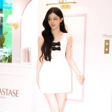[패션엔 포토] 아일릿 민주, 홍대가 난리! 러블리 미니 화이트 슬리브리스 원피스룩