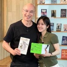 이혜성 아나, '개미' 작가 베르나르 베르베르와 특별한 만남! 올리브 카디건의 지적 미팅룩