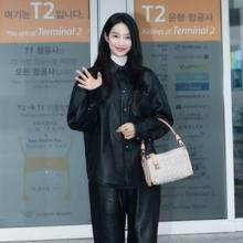 신민아, 비오는 날의 출국! 발끝까지 가죽 시크미의 절정 올 레더 셋업 레인룩