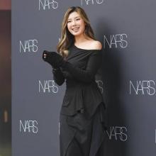 [패션엔 포토] 댄서 리정, 블랙 끝장 미모! 압도적 존재감 원숄더 러플 블랙 투피스 드레스룩 