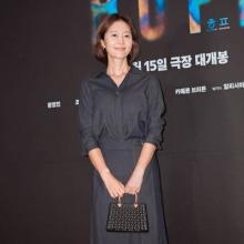 [패션엔 포토] 염정아, 단아한 맏언니 품격! A라인 실루엣의 은은한 미소 청청 투피스룩