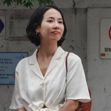 조여정, 더 어려 보이는 단발의 힘! 허리 묶은 노티드 셔츠와 찰떡 동안 데일리룩