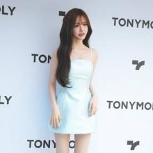 [패션엔 포토] 아이브 리즈, 성수동이 들썩! 11자 각선미 뽐낸 바비 인형 핏 리틀 스트랩 원피스룩