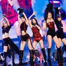 스와로브스키, K-POP 그룹 르세라핌 월드투어 오프닝 무대 열 커스텀 크리스털 룩 공개