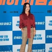 [패션엔 포토] 엄정화, 버건디 리본 블라우스와 체크 팬츠! 환상의 동안 비주얼 뽐낸 가을룩