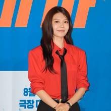 [패션엔 포토] 소녀시대 수영, 레드 셔츠와 블랙 타이 조합 굿! 반전있는 셔츠앤타이 댄디룩