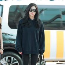 [패션엔 포토] 에스파 닝닝, 블랙 레깅스와 스퀘어 선글라스! 시크미의 완성 올 블랙 출국룩