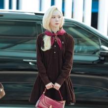 [패션엔 포토] 에스파 윈터, 버건디 스카프의 인형! 브라운 미니 원피스와 찰떡 클래식한 출국룩 