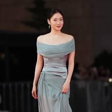[패션엔 포토] 김고은, 청룡어워즈 밝힌 매혹적인 레드카펫! 오프숄더 드레이핑 드레스룩