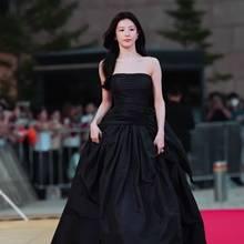 [패션엔 포토] 고윤정, 청용의 여신! 우아한 발걸음 누부신 오프숄더 블랙 드레스룩 자태